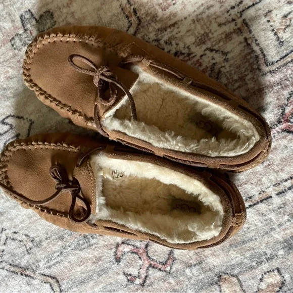 UGG Dakota Leather Moccasin Slippers in Chestnut Women’s Size 6 GUC - Picture 3 of 11